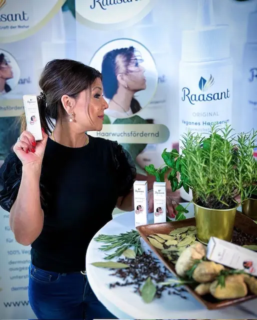 Gründerin Lailuma Fanara mit Raasant Haarserum und frischen Kräutern