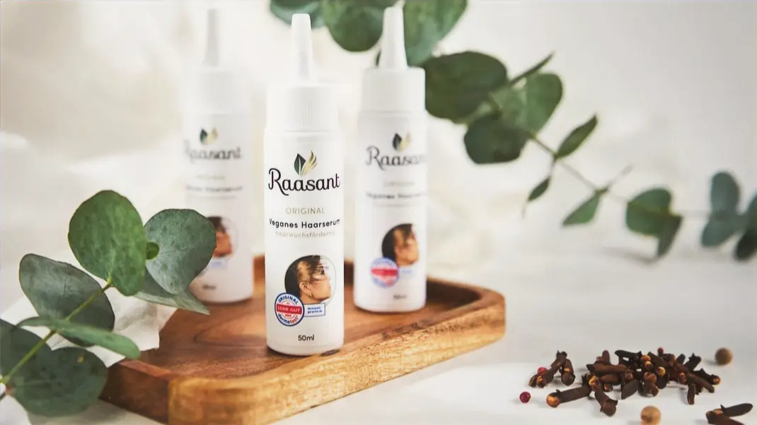 Raasant Veganes Haarserum 50 ml auf Holzbrett